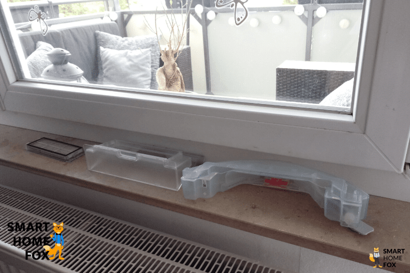 Ein mobiler Wassertank eines Saug-Wisch-Roboters wird auf der Heizung getrocknet.